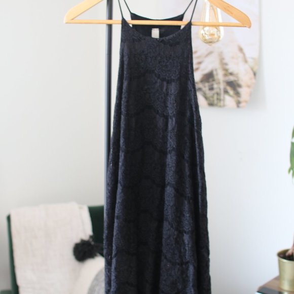 Halter Neck Black Lace Dress - Picture 2 of 3